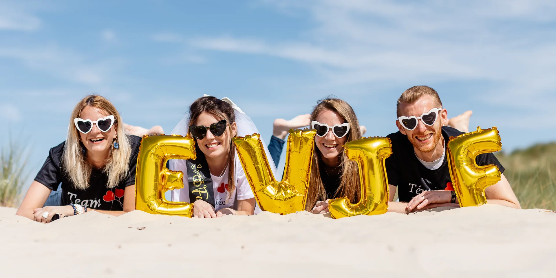 Groupe participant à un EVJF sur une plage